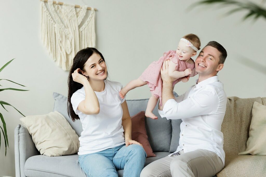 Familie Wohnzimmer glücklich lohnt sich Luftreiniger