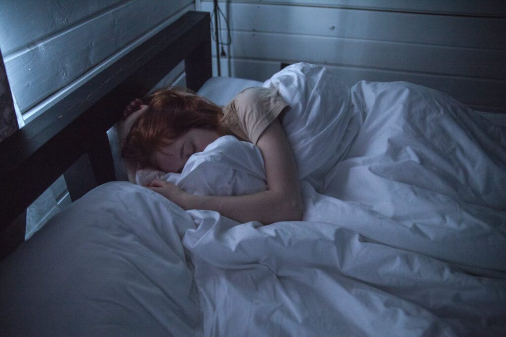 Frau Bett schlafen Erholung Schlafzimmer für erholsamen Schlaf optimieren Tipps