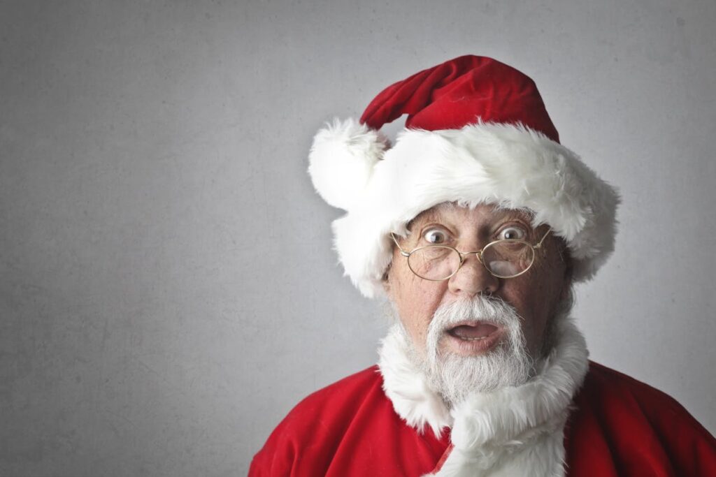 Weihnachtsmann guckt lustig Adventskalender anbringen – die besten Orte für deine Weihnachtsüberraschungen