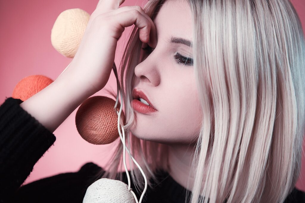 Frau Fotoshooting Spirituelle Bedeutung von Monika – Hüterin der inneren Stärke und liebevollen Geduld