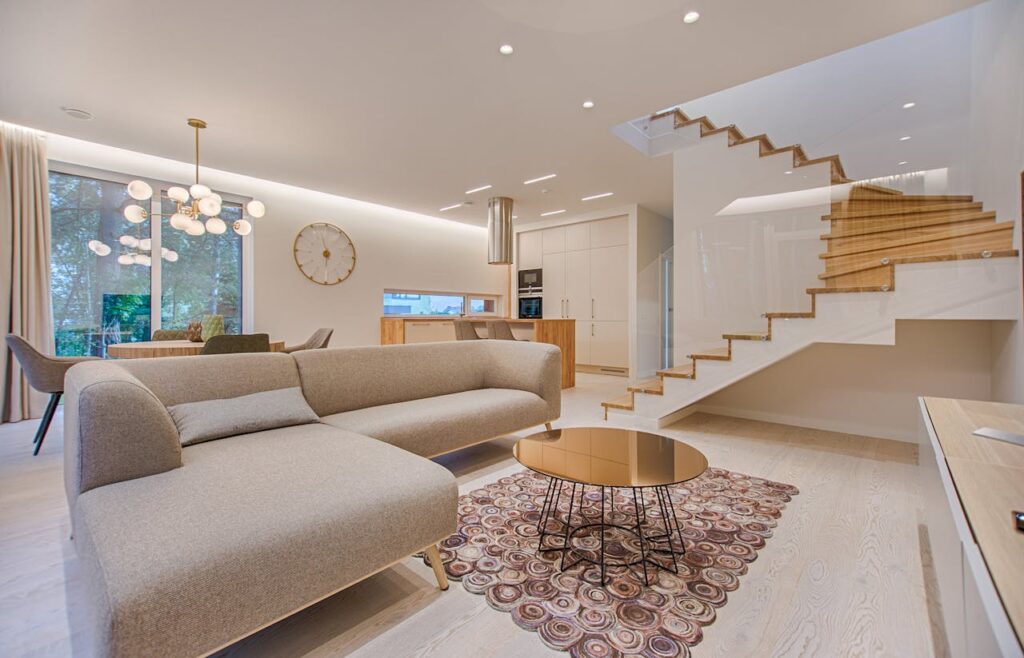 Modernes Wohnzimmer lichtdurchflutet Die Kunst der Innenarchitektur Räume, die Geschichten erzählen