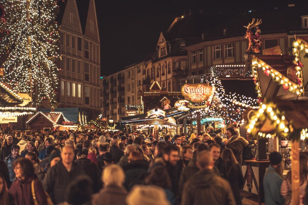 Besucher auf dem Adventsmarkt Schönste Weihnachtsmärkte in Österreich – Top 10 Highlights der Adventszeit