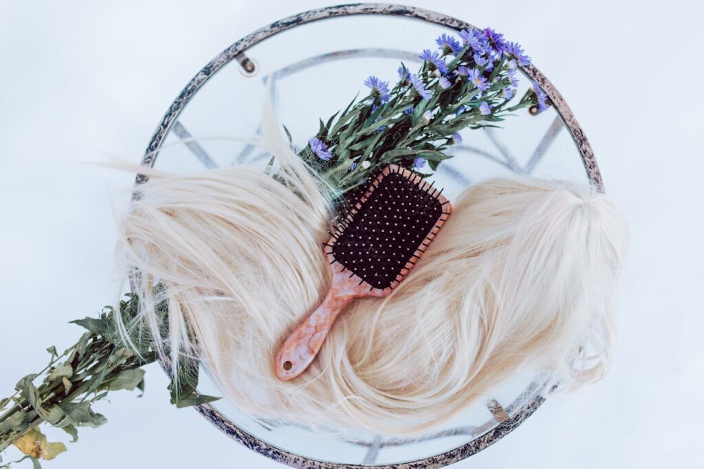 Haare Bürste Beauty Spirituelle Bedeutung von Haarausfall – Wenn die Seele ihre Schichten fallen lässt