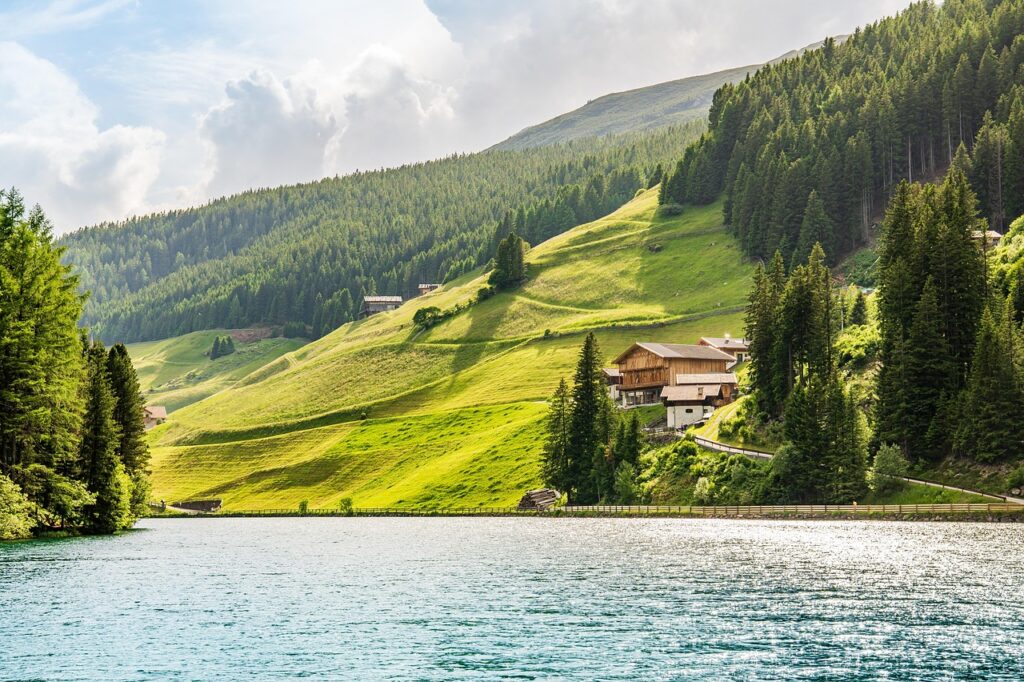 Haus Bergsee Alpen Einrichtungsstil Alpenchic – Rustikale Gemütlichkeit trifft modernen Lifestyle