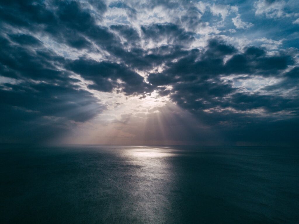 Himmel Wolken Licht Erzengel Uriel – Bedeutung, Wirkung und Botschaften