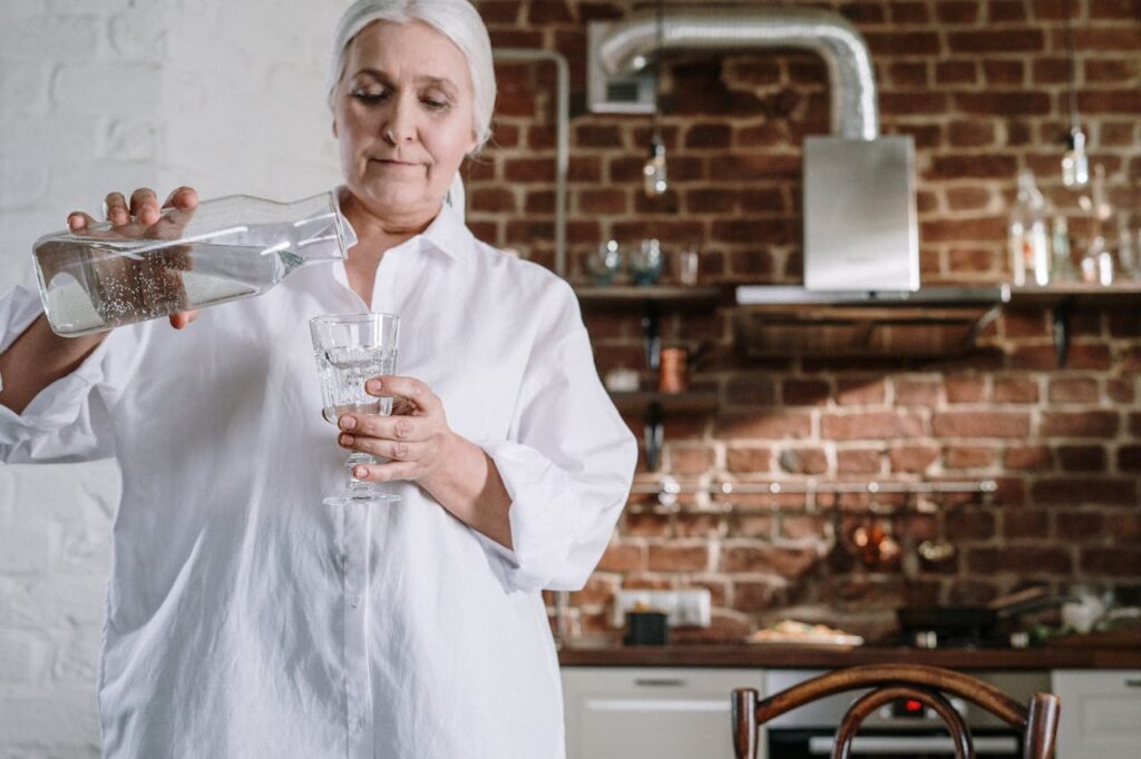 Seniorin Küche Wasser Wohnung für Senioren stilvoll einrichten – Tipps für Komfort und Wohlfühl-Atmosphäre